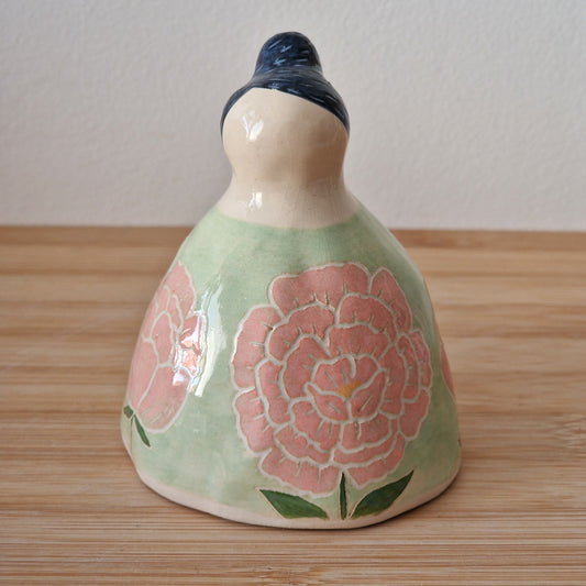 Mamori Pivoine – Force intérieure | Figurine en céramique artisanale
