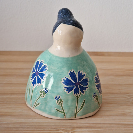 Mamori Bleuet – Tendresse | Figurine en céramique artisanale