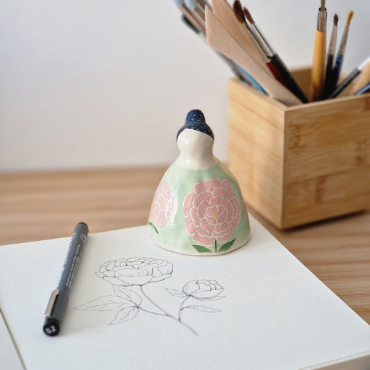 Mamori Pivoine – Force intérieure | Figurine en céramique artisanale