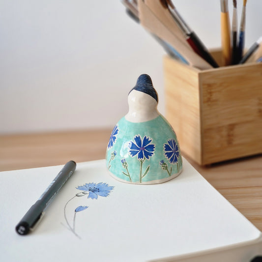 Mamori Bleuet – Tendresse | Figurine en céramique artisanale